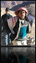 Молодой бедуин в красно-белом платке